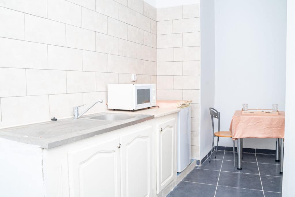 Kitchenette équipée dans notre appartement hôtel à Rassyl Résidence, appartements meublés modernes à Jendouba, Tunisie