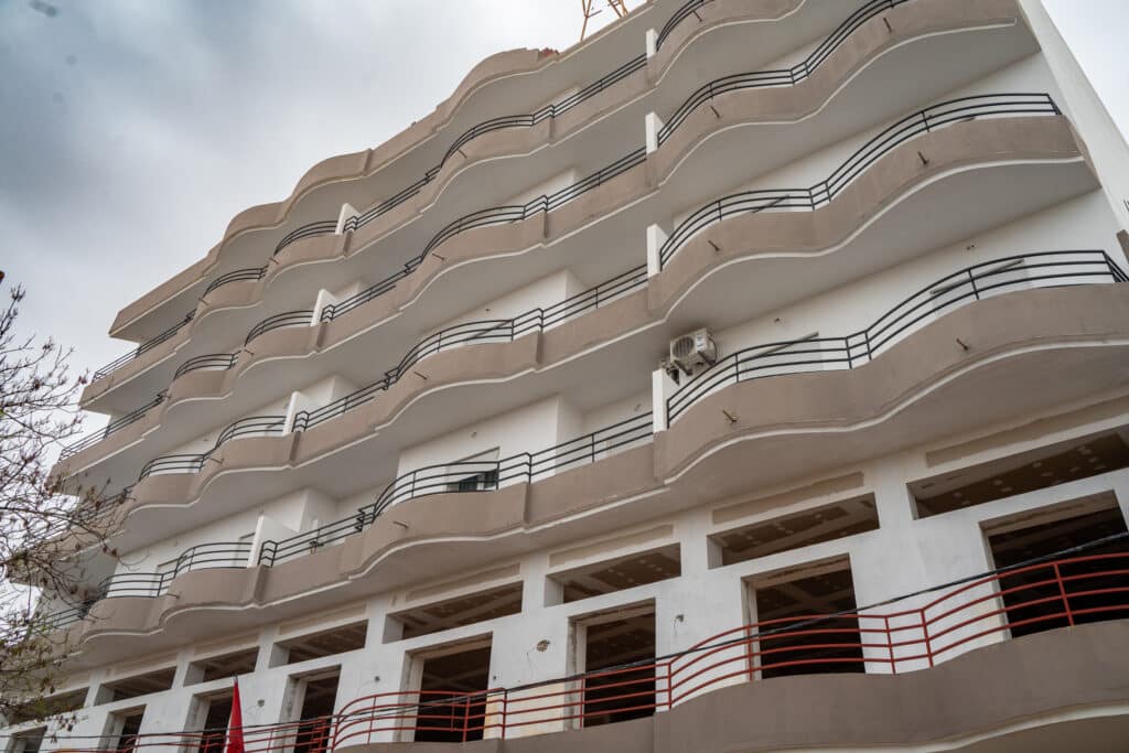 Façade extérieure blanche de Rassyl Résidence, appartement hôtel et appartements meublés modernes à Jendouba, Tunisie