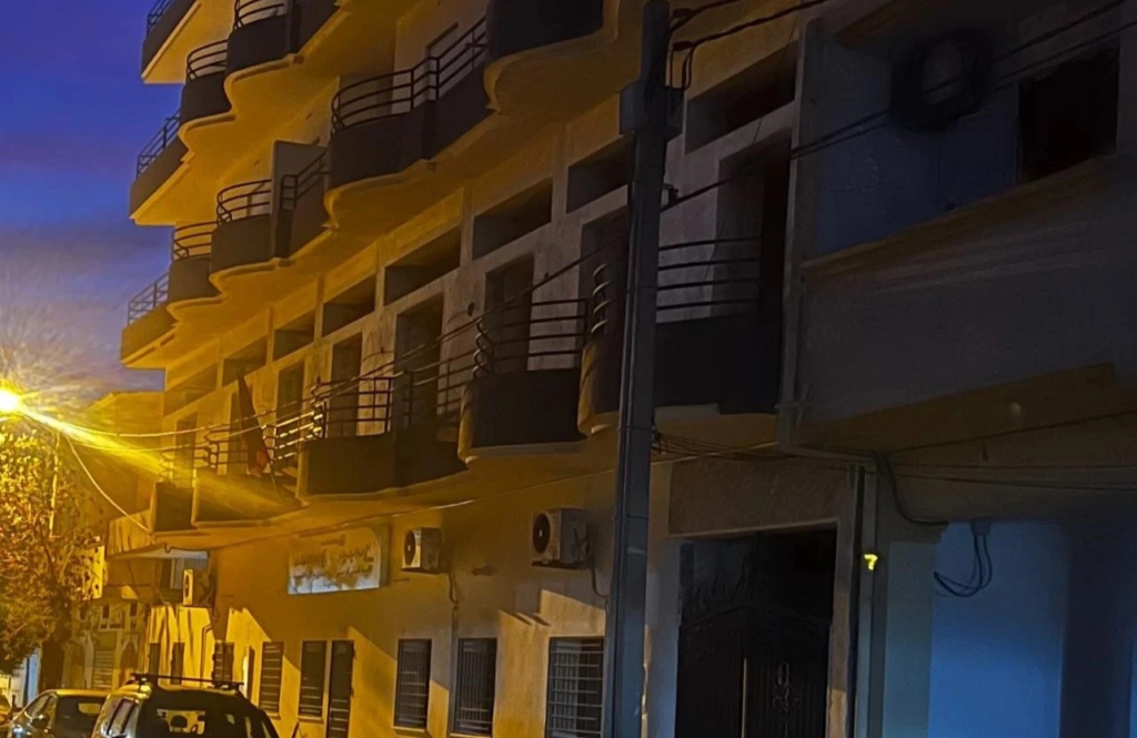 Vue de la rue devant l’appart-hôtel à louer à Jendouba, Tunisie, montrant un environnement calme, un accès facile et un quartier accueillant.